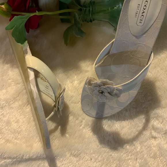 NWOT COACH - White monogram flip flops with a lovely flower on top. Sz 6 - Picture 5 of 7